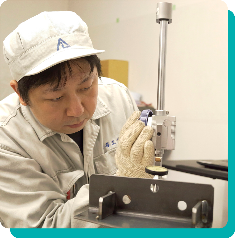 測定作業をするS氏
