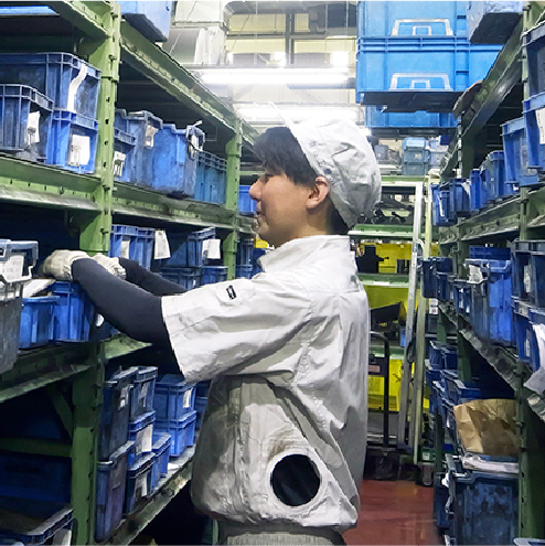 部品を扱う社員